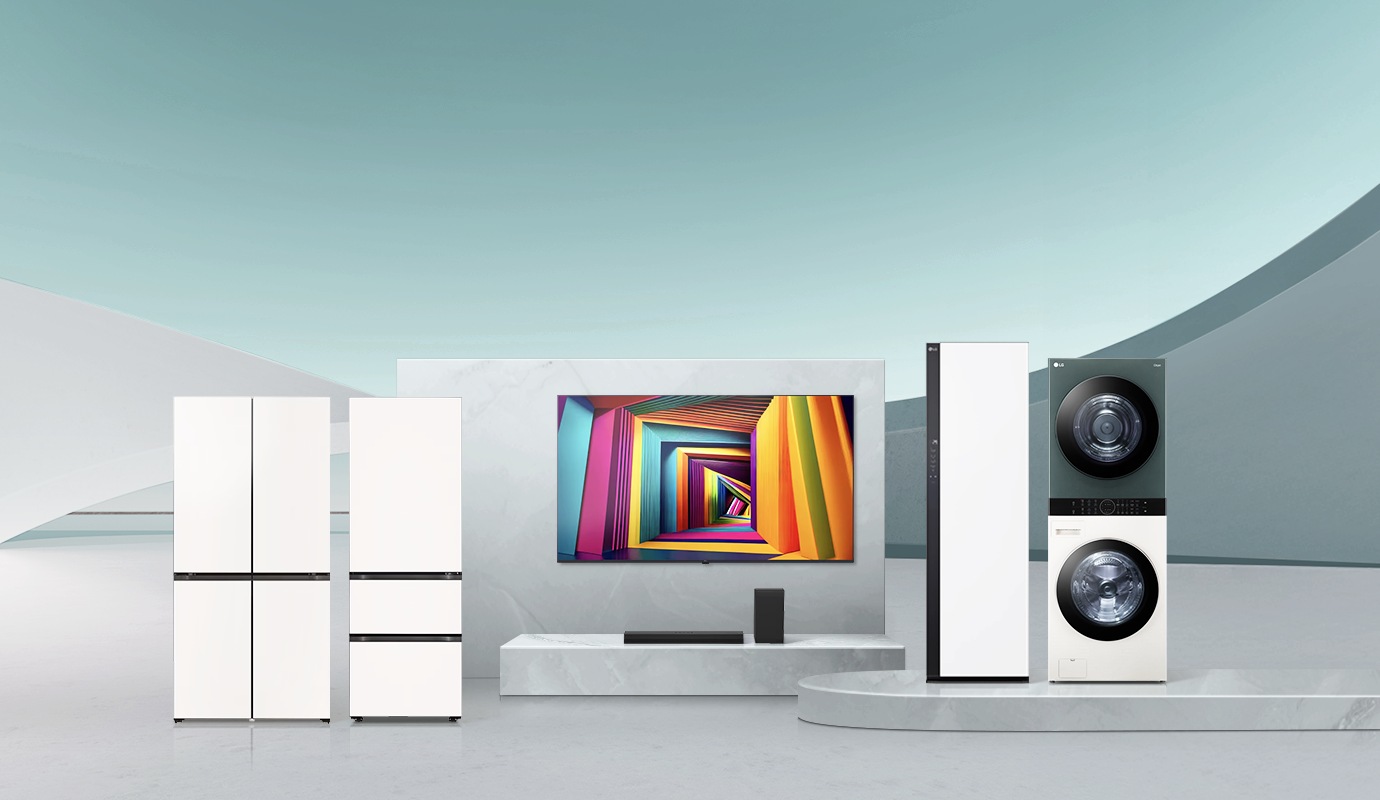 흰색 배경에 LG 디오스 오브제컬렉션 냉장고, 벽걸이형 LG QNED TV, LG 트롬 오브제컬렉션 워시타워가 나란히 배치됨